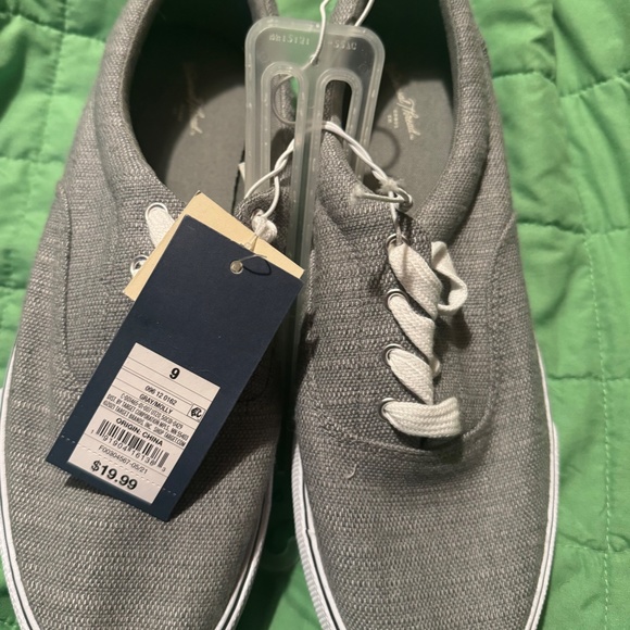 Tennis shoes. Universal thread. New. Size 9 - Picture 1 of 2